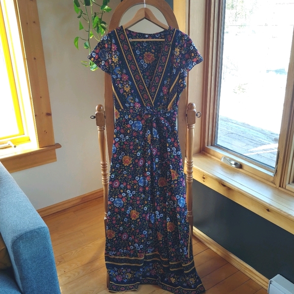 Dresses & Skirts - 🌻 Floral wrap maxi dress